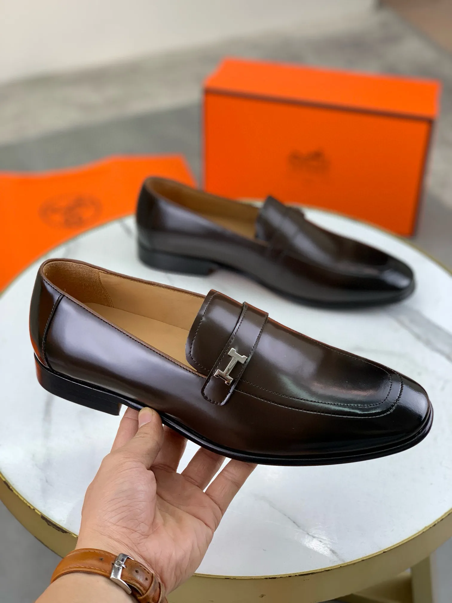 Factory price P960 💰Top version 💎💎💎 Original leather outsole Brand: Hermès (Hermès) Standard code: Men's size 39-44 (38, 45 can be customized) Grade: Same as the official website Original quality materials: Original soft calfskin Water-dyed cowhide lining Original Italian leather outsole Style categories: Men's fashion Formal casual leather shoes Slip-on men's shoes series Young fashion European and American trends, British style, colors: multiple options, counter packaging